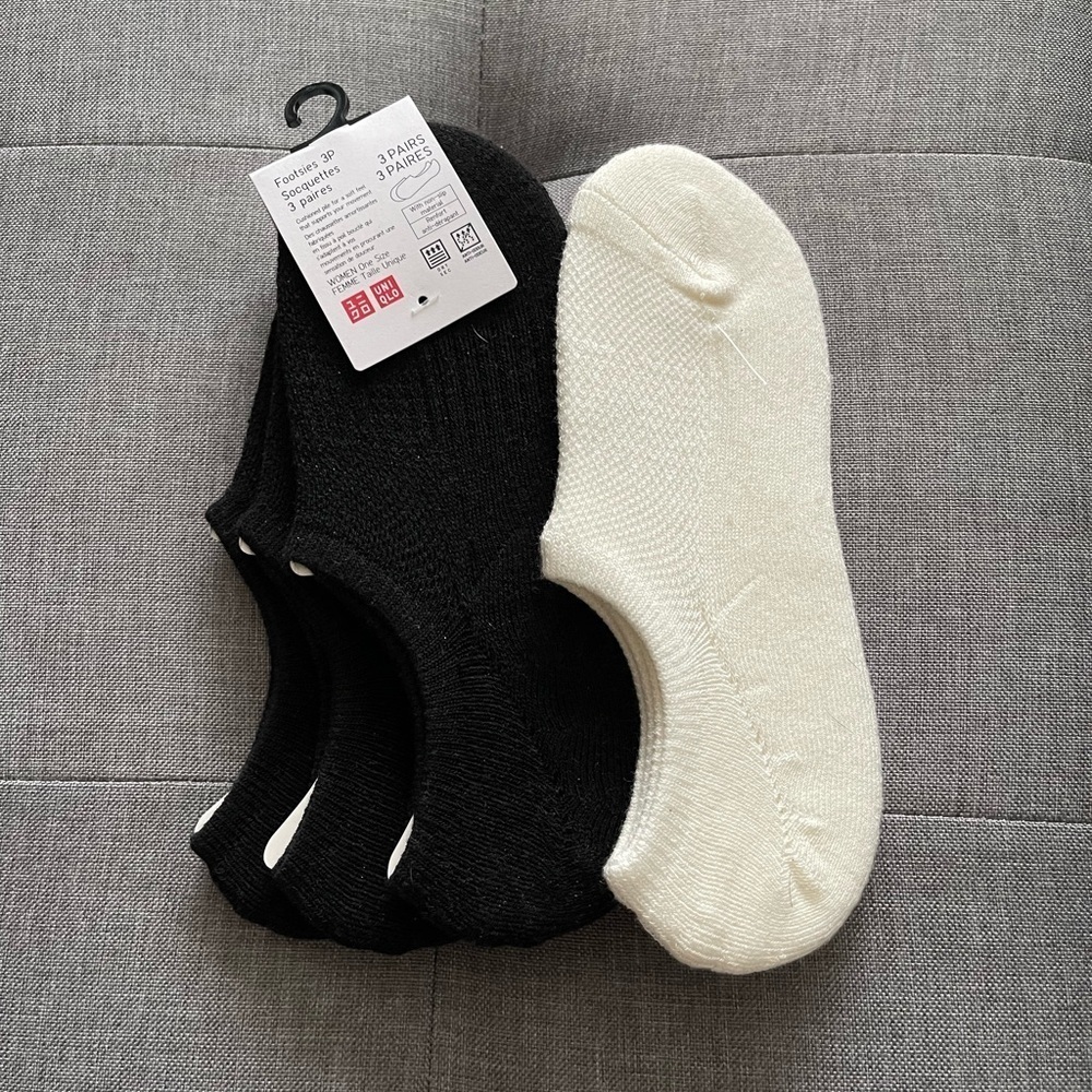 Uniqlo footsies socks 3 pairs in black + 1 white